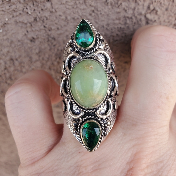 New Chrysoprase and Peridot Silver Statement Ring. - Picture 10 of 16